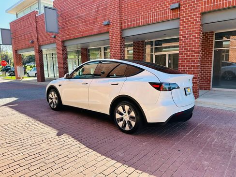 Used 2020 Tesla Model Y Long Range image 4