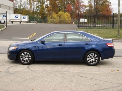 Used 2011 Toyota Camry LE image 6