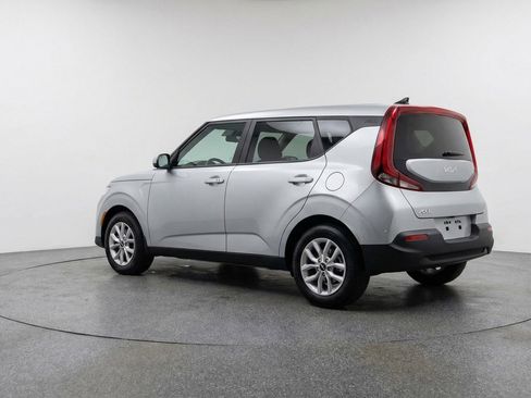 Used 2025 Kia Soul LX w/ LX Technology Package FWD image 6