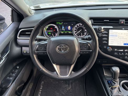 Used 2018 Toyota Camry XLE image 14
