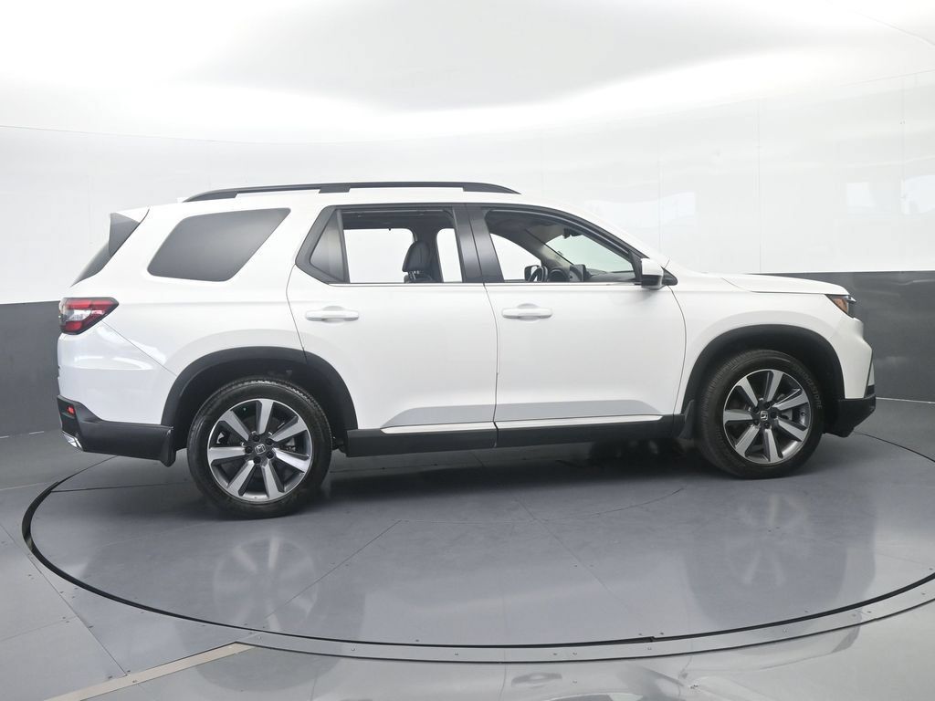 Used 2025 Honda Pilot Touring image 7