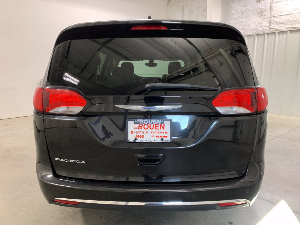 Used 2017 Chrysler Pacifica Touring-L Plus w/ Tire & Wheel Group FWD image 6