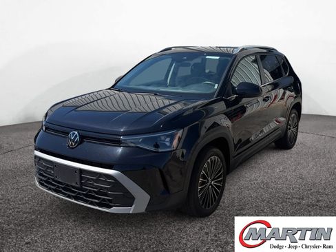 Used 2025 Volkswagen Taos SE FWD image 1