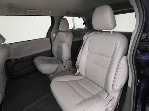 Used 2018 Toyota Sienna XLE w/ Carpet Mat Package image 19