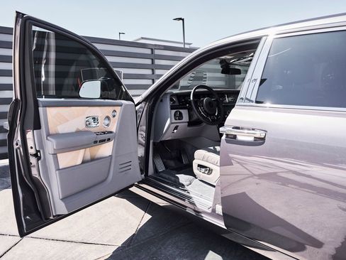 Used 2025 Rolls-Royce Phantom Sedan RWD image 35