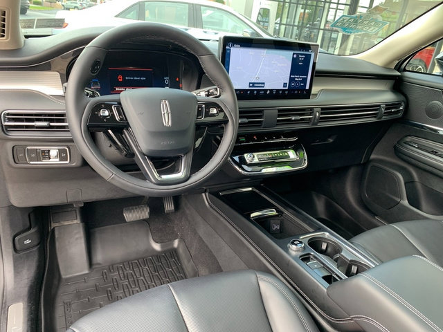 Certified 2025 Lincoln Corsair AWD w/ Equipment Group 101A image 18