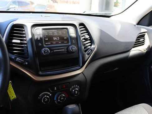 Used 2018 Jeep Cherokee Latitude FWD image 43