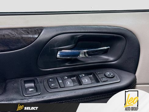 Used 2019 Dodge Grand Caravan SE FWD image 19