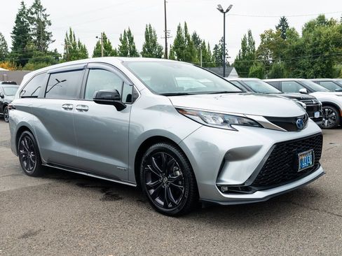 Used 2021 Toyota Sienna XSE image 1