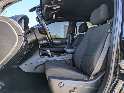 Used 2021 Jeep Grand Cherokee Laredo image 2