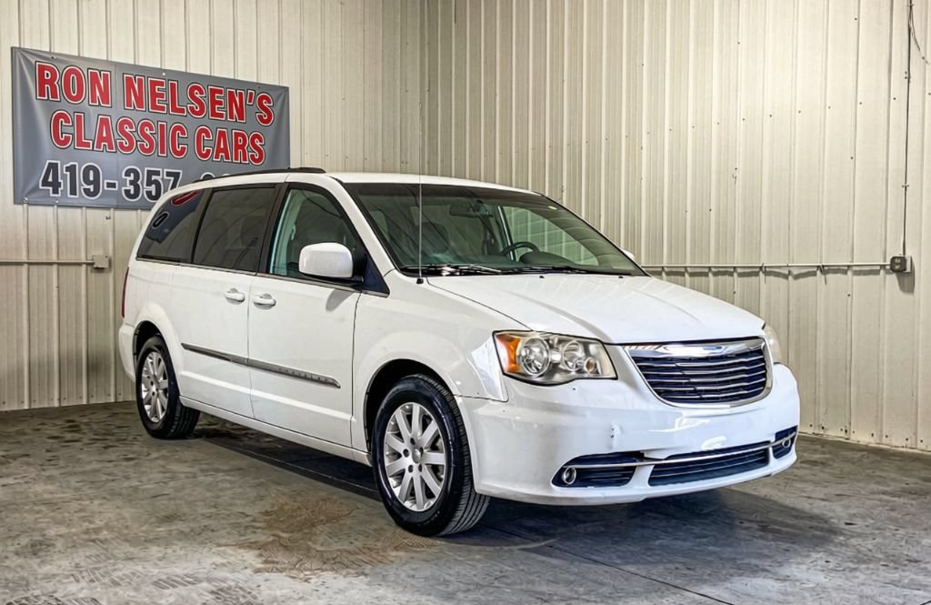 Used 2014 Chrysler Town & Country Touring FWD image 4