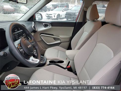 Certified 2025 Kia Soul LX image 9