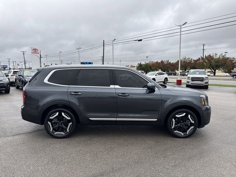 Used 2023 Kia Telluride EX w/ EX Captain's Chair Package image 2