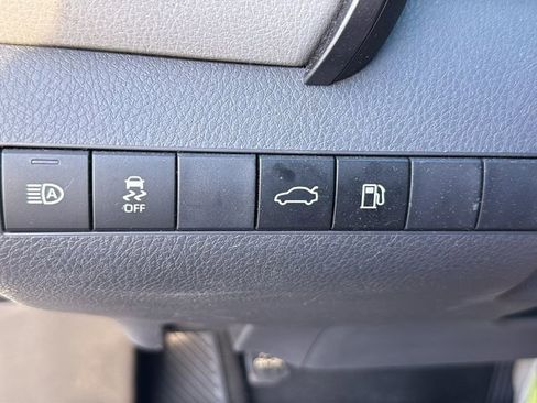 Used 2018 Toyota Camry L image 35