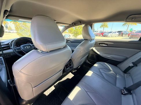 Used 2021 Toyota Avalon XLE image 19