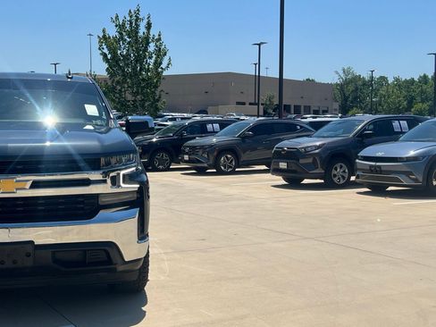 Used 2022 Chevrolet Silverado 1500 LT RWD image 3