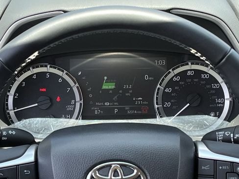 Used 2025 Toyota Highlander XLE AWD/4WD image 13