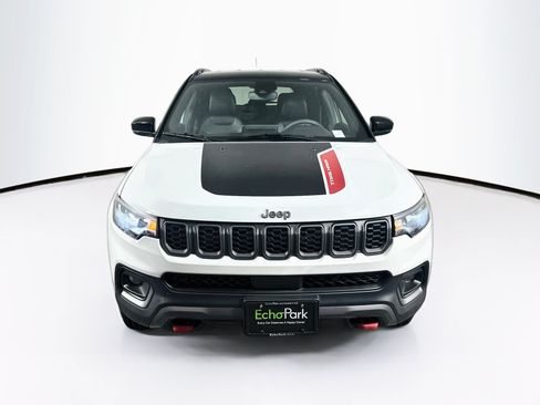 Used 2025 Jeep Compass Trailhawk AWD/4WD image 2