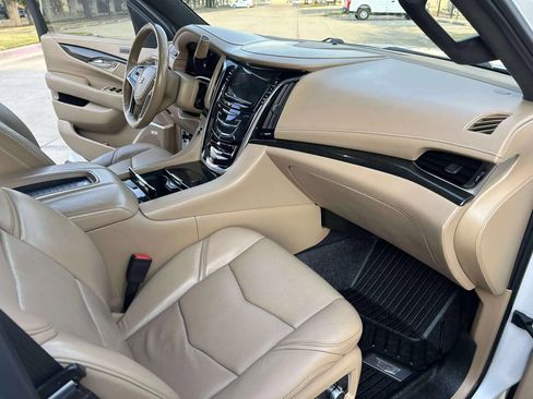 Used 2018 Cadillac Escalade ESV Platinum image 30