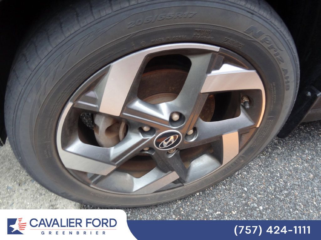 Used 2022 Hyundai Venue SEL FWD image 11