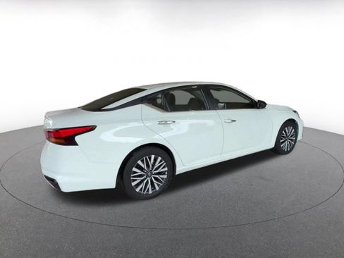 Used 2025 Nissan Altima 2.5 SV FWD image 12