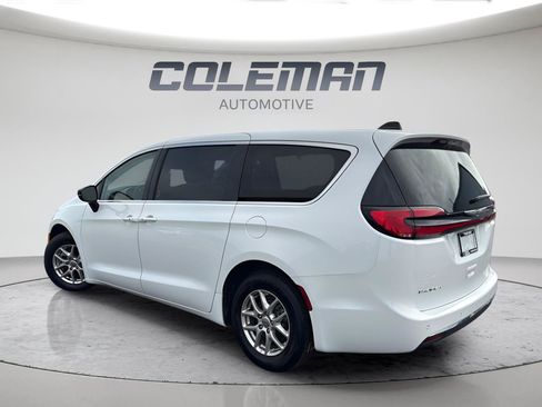 Used 2024 Chrysler Pacifica Touring-L FWD image 3