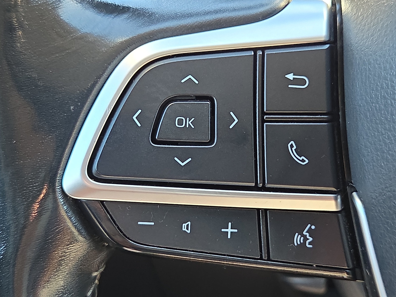 Used 2021 Toyota Highlander LE AWD/4WD image 21