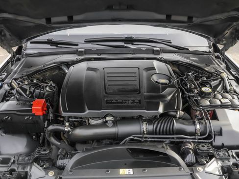 Used 2018 Jaguar XE Premium image 44