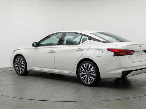 Used 2025 Nissan Altima 2.5 SV FWD image 6