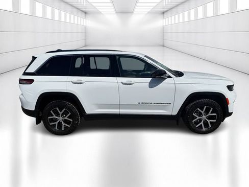 Used 2024 Jeep Grand Cherokee Limited w/ Luxury Tech Group II AWD/4WD image 4