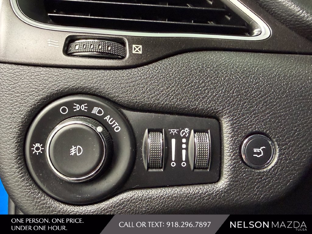 Used 2019 Jeep Cherokee Trailhawk w/ Comfort/Convenience Group AWD/4WD image 28