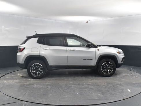 Used 2025 Jeep Compass Trailhawk image 5