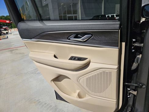 Used 2025 Jeep Grand Cherokee Limited RWD image 32