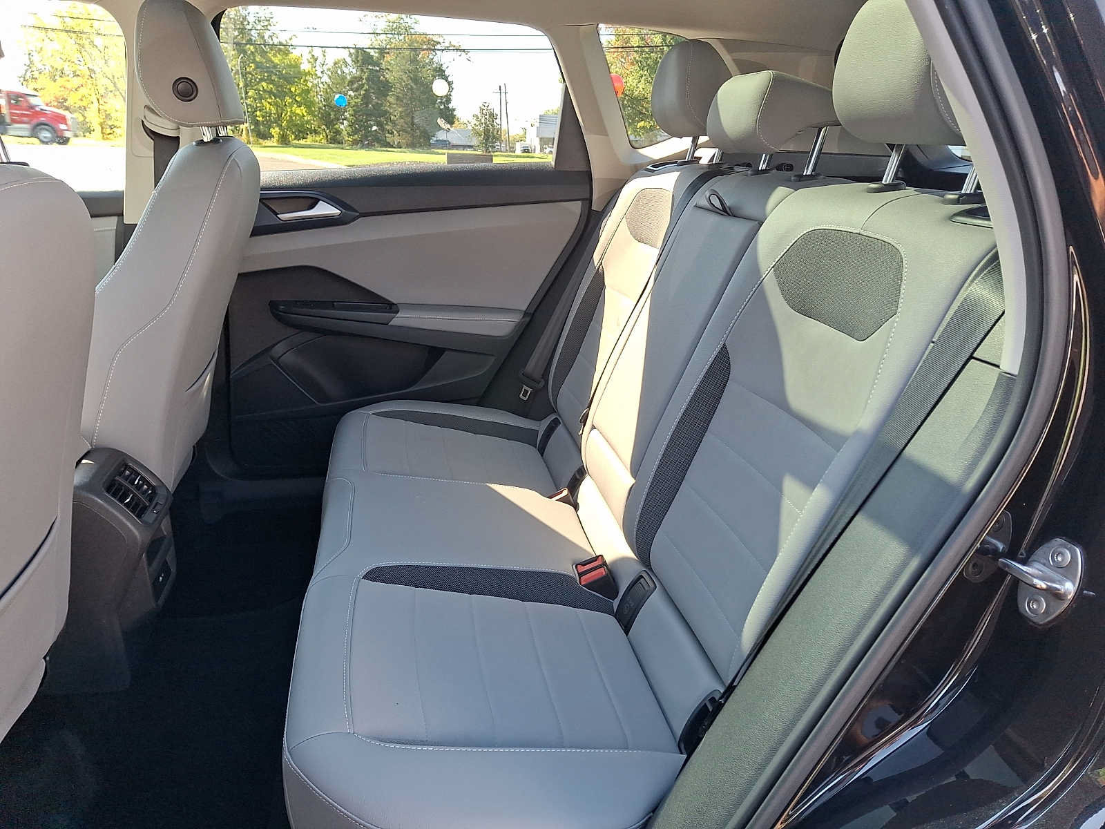 Used 2024 Volkswagen Taos SE w/ Panoramic Sunroof Package FWD image 8