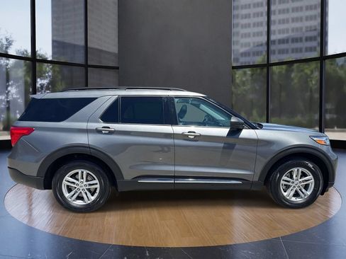 Used 2023 Ford Explorer XLT RWD image 2