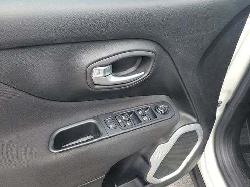 Used 2018 Jeep Renegade Latitude w/ Cold Weather Group image 6