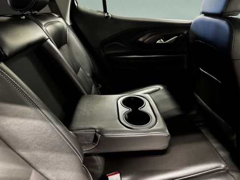 Used 2024 GMC Terrain SLT image 15