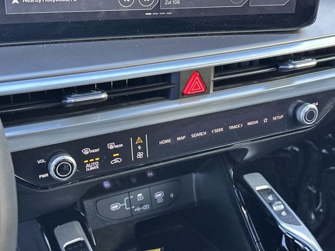 Certified 2024 Kia Sorento SX FWD image 16