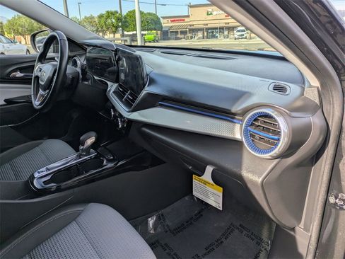 Used 2025 Chevrolet Trax LT w/ LT Convenience Package image 33