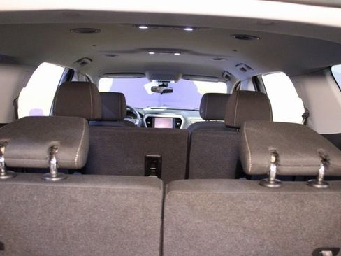 Used 2022 GMC Acadia SLE image 18