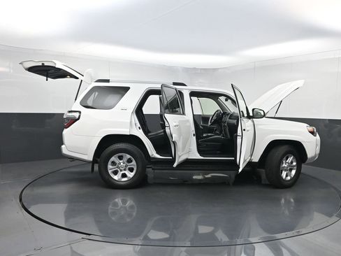 Used 2019 Toyota 4Runner SR5 AWD/4WD image 31
