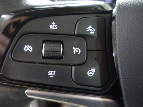 Used 2024 Buick Enclave Essence image 11