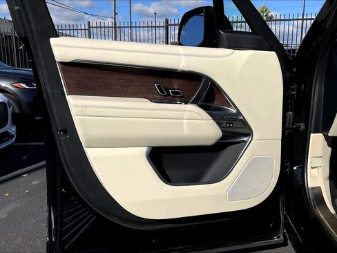 Used 2023 Land Rover Range Rover Long Wheelbase SE image 25