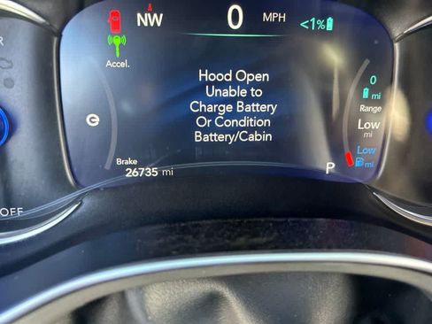 Used 2023 Chrysler Pacifica Limited w/ Uconnect Theater Family Group FWD image 6