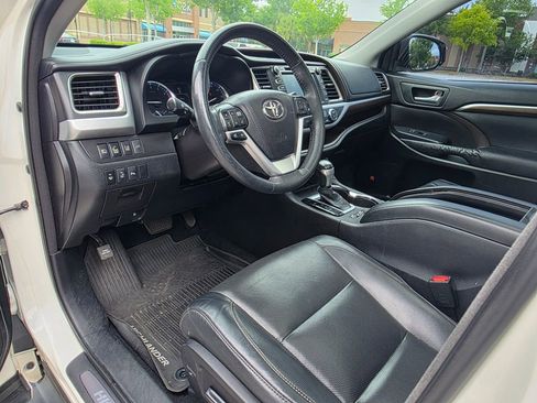 Used 2016 Toyota Highlander Limited Platinum FWD image 11