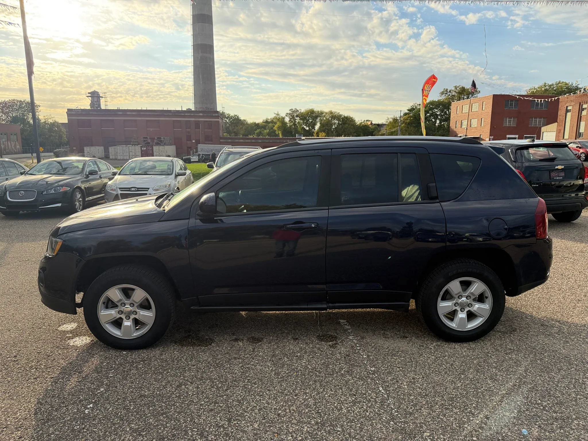 Used 2017 Jeep Compass Latitude FWD image 3