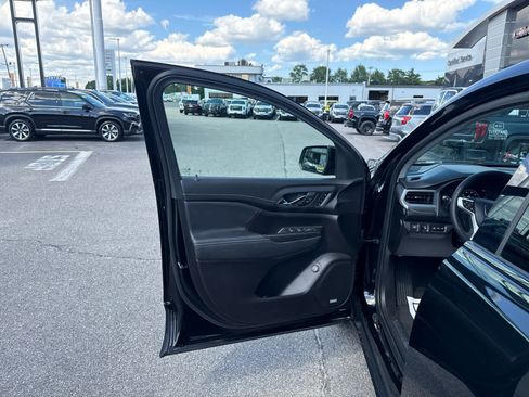 Certified 2023 GMC Acadia SLT w/ Elevation Edition AWD/4WD image 12