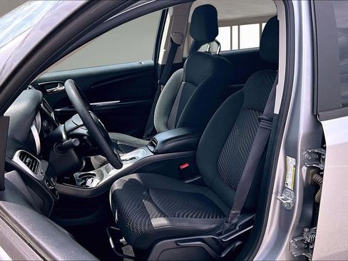 Used 2019 Dodge Journey SE image 26