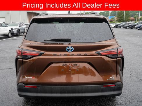 Used 2022 Toyota Sienna XLE FWD image 4