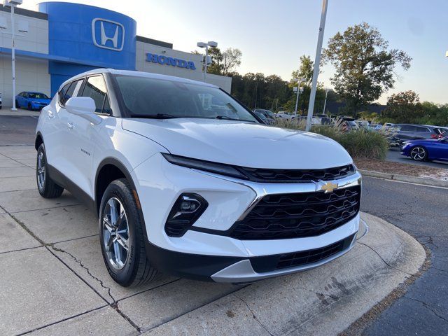 Used 2025 Chevrolet Blazer LT FWD image 2